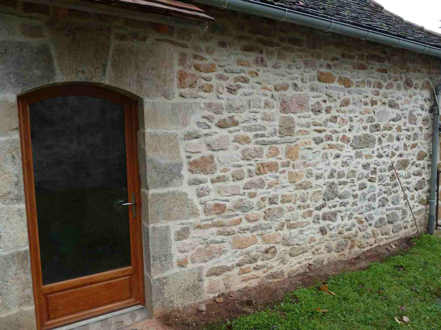 Joint à la chaux, façade en pierre Montbras